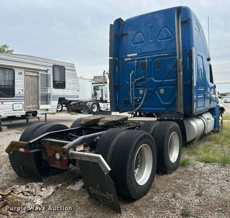 image for item DO7460 2011 Freightliner  Cascadia semi truck