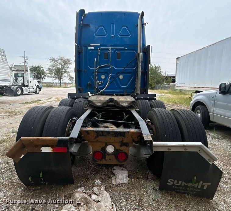 image for item DO7460 2011 Freightliner  Cascadia semi truck