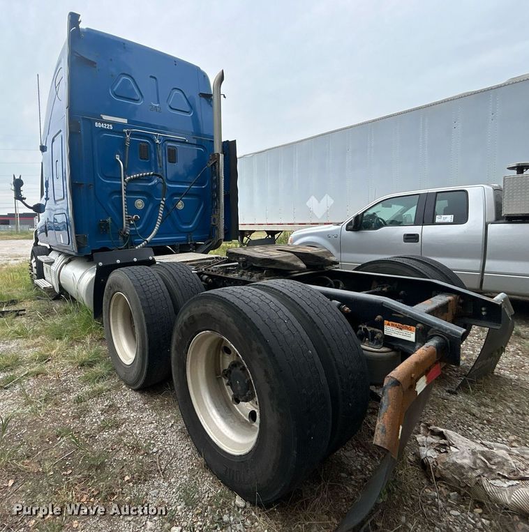 image for item DO7460 2011 Freightliner  Cascadia semi truck
