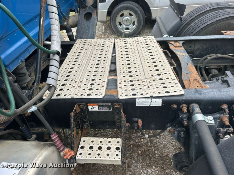 image for item DO7460 2011 Freightliner  Cascadia semi truck