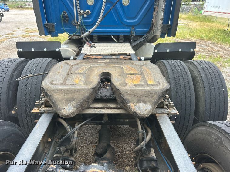 image for item DO7460 2011 Freightliner  Cascadia semi truck