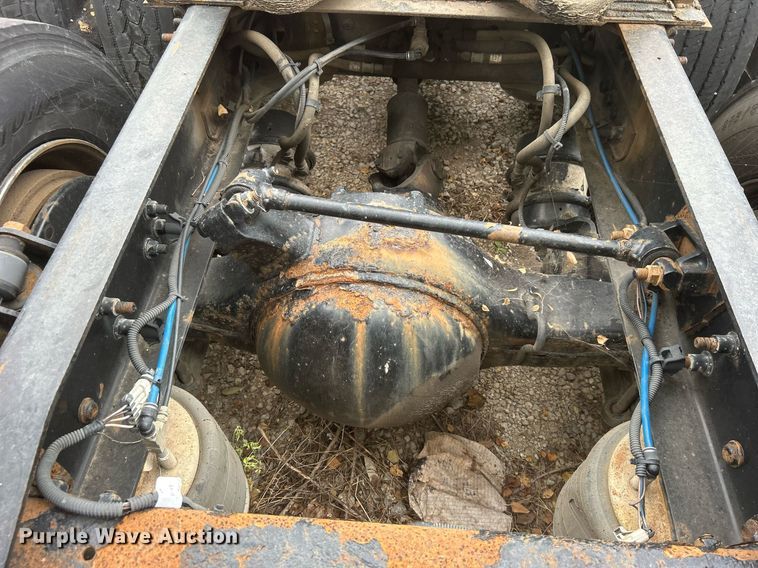 image for item DO7460 2011 Freightliner  Cascadia semi truck