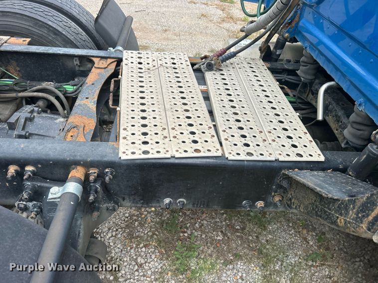 image for item DO7460 2011 Freightliner  Cascadia semi truck