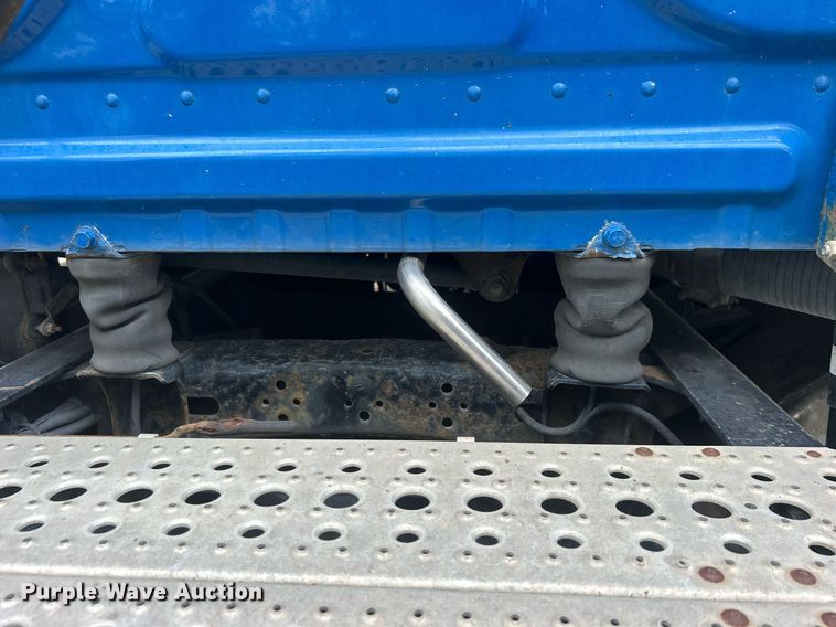 image for item DO7460 2011 Freightliner  Cascadia semi truck