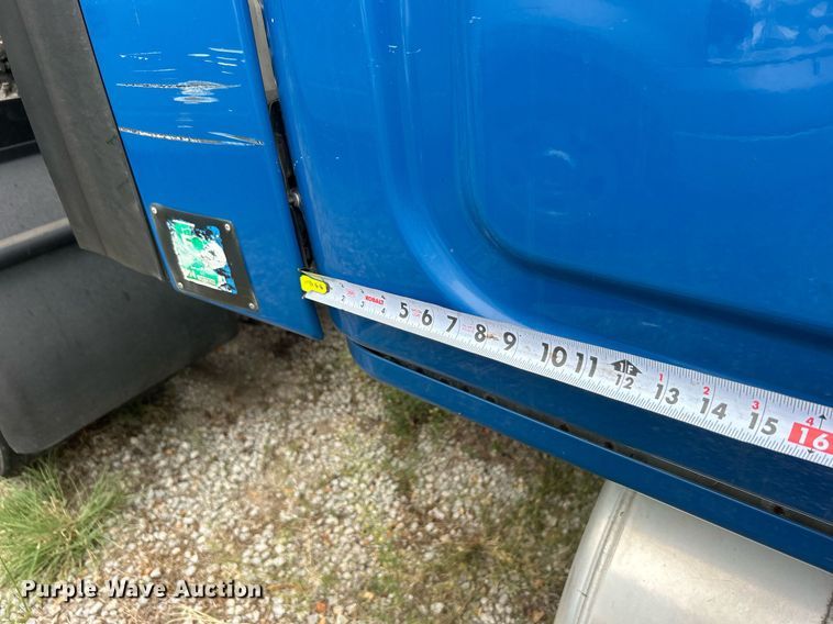 image for item DO7460 2011 Freightliner  Cascadia semi truck