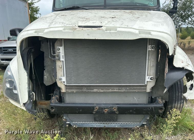 image for item DO7460 2011 Freightliner  Cascadia semi truck