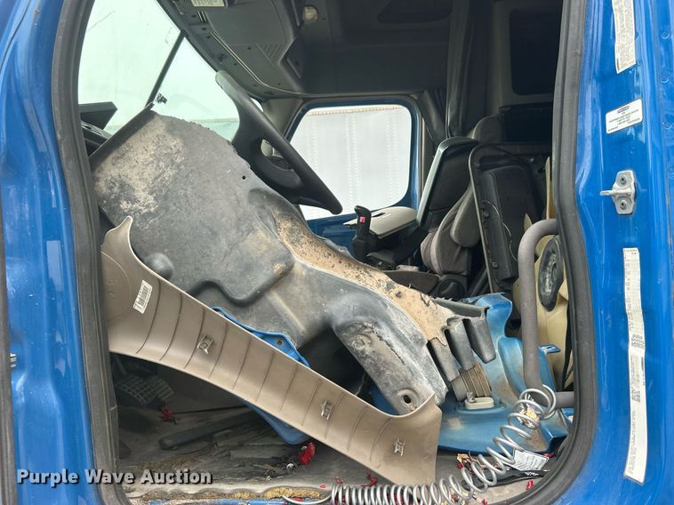 image for item DO7460 2011 Freightliner  Cascadia semi truck