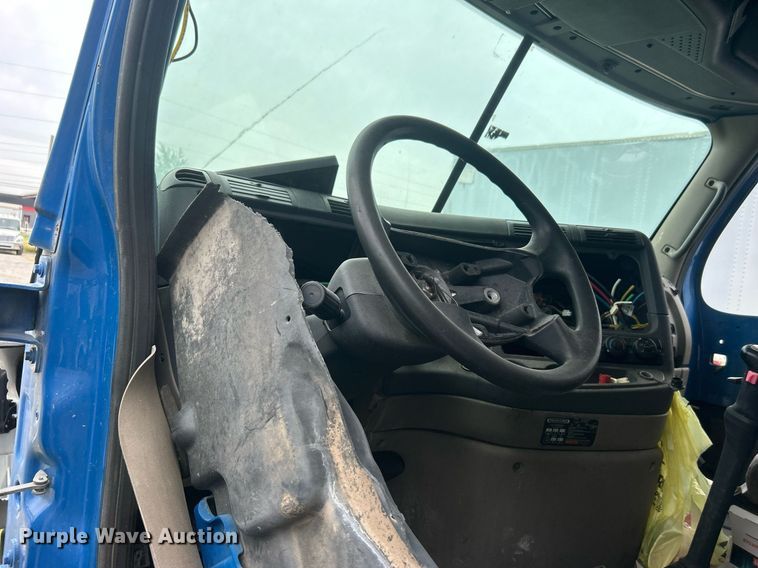 image for item DO7460 2011 Freightliner  Cascadia semi truck