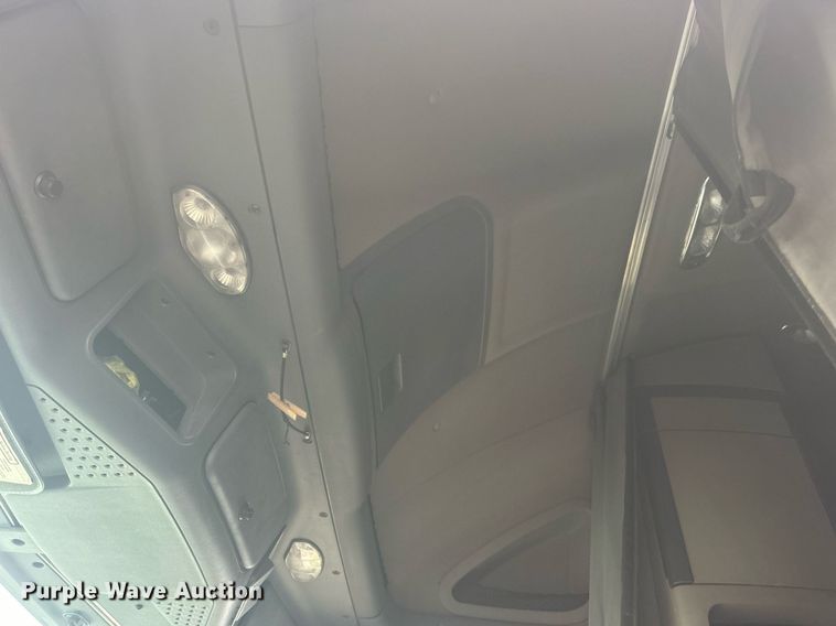 image for item DO7460 2011 Freightliner  Cascadia semi truck