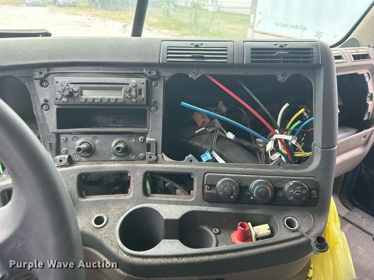 image for item DO7460 2011 Freightliner  Cascadia semi truck