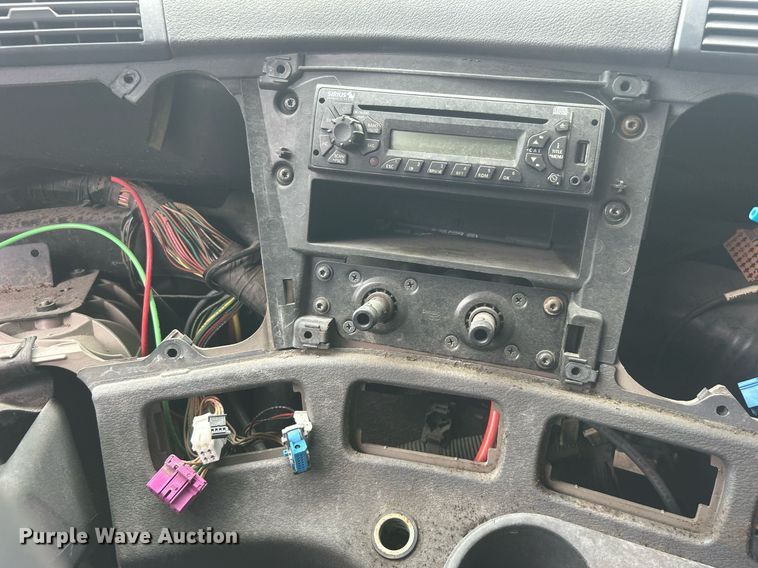 image for item DO7460 2011 Freightliner  Cascadia semi truck