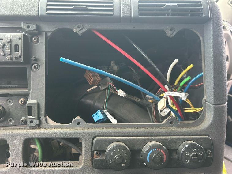 image for item DO7460 2011 Freightliner  Cascadia semi truck