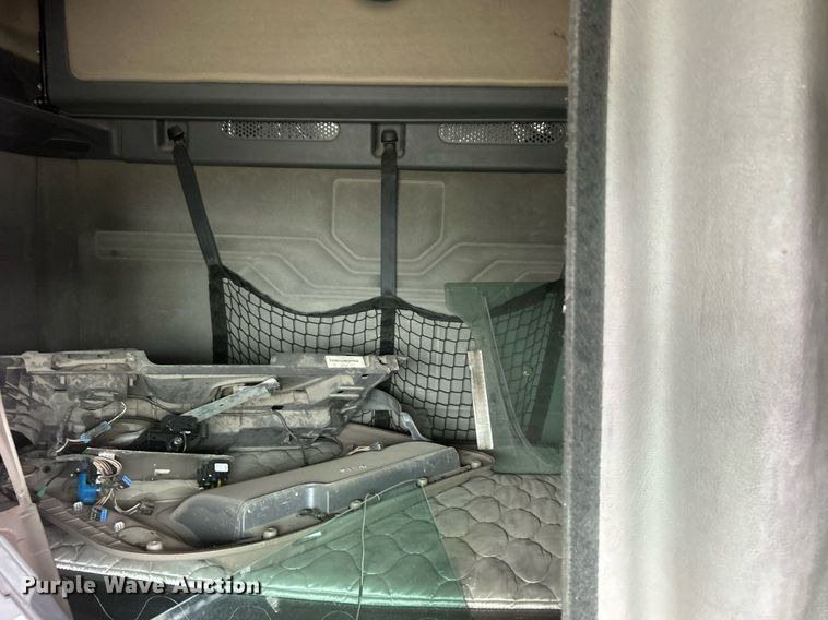 image for item DO7460 2011 Freightliner  Cascadia semi truck