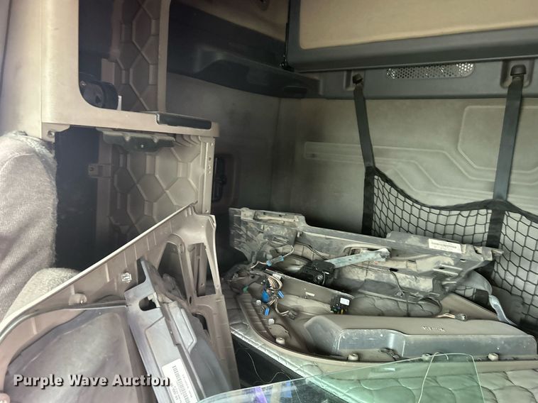 image for item DO7460 2011 Freightliner  Cascadia semi truck