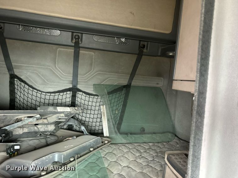 image for item DO7460 2011 Freightliner  Cascadia semi truck