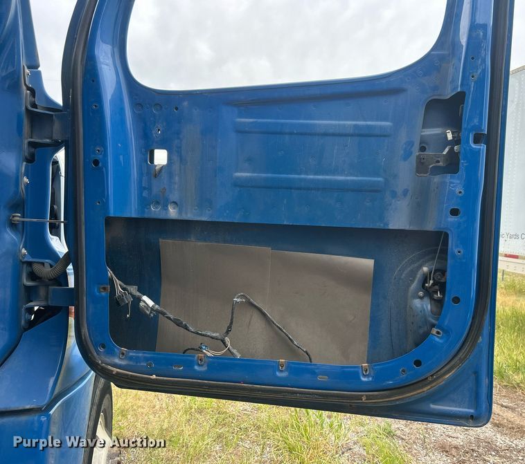 image for item DO7460 2011 Freightliner  Cascadia semi truck