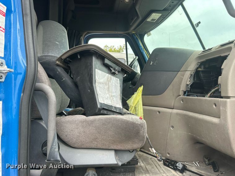 image for item DO7460 2011 Freightliner  Cascadia semi truck