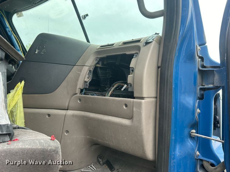 image for item DO7460 2011 Freightliner  Cascadia semi truck