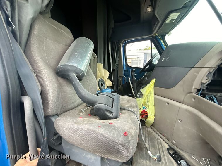 image for item DO7460 2011 Freightliner  Cascadia semi truck