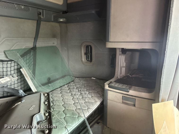 image for item DO7460 2011 Freightliner  Cascadia semi truck