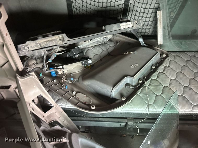 image for item DO7460 2011 Freightliner  Cascadia semi truck