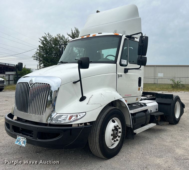 image for item DO7461 2007 International  8600 semi truck