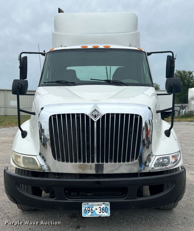 image for item DO7461 2007 International  8600 semi truck