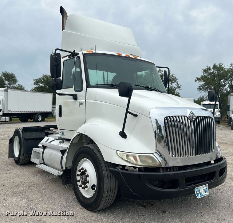 image for item DO7461 2007 International  8600 semi truck