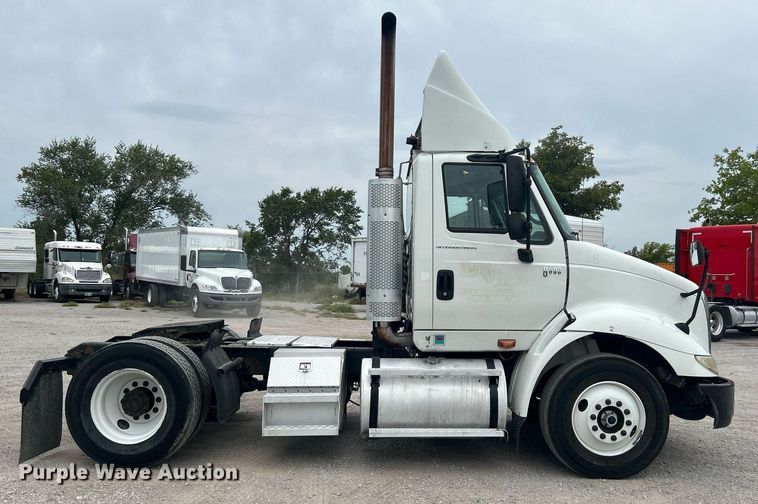 image for item DO7461 2007 International  8600 semi truck