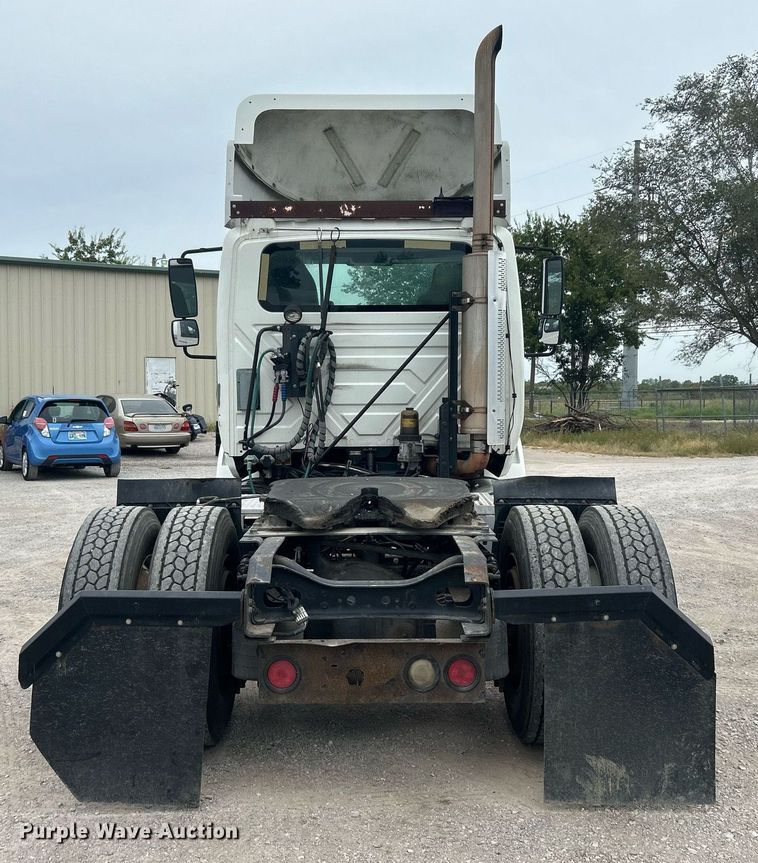 image for item DO7461 2007 International  8600 semi truck