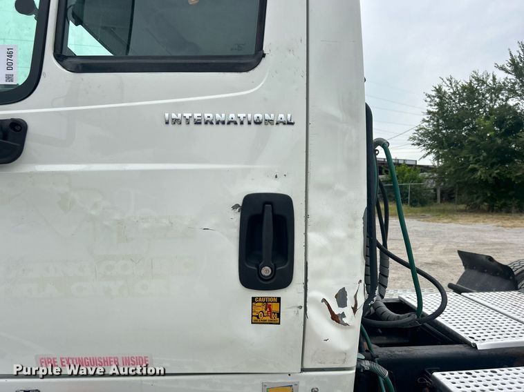 image for item DO7461 2007 International  8600 semi truck