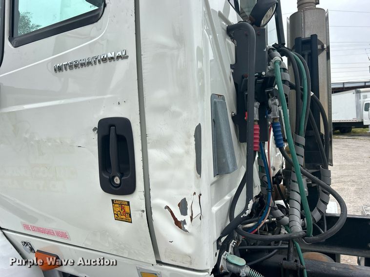 image for item DO7461 2007 International  8600 semi truck