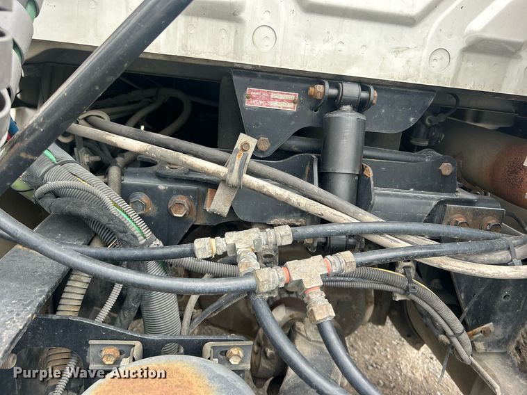 image for item DO7461 2007 International  8600 semi truck