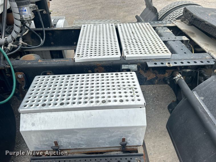 image for item DO7461 2007 International  8600 semi truck