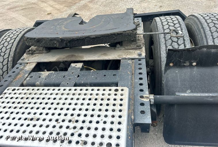 image for item DO7461 2007 International  8600 semi truck