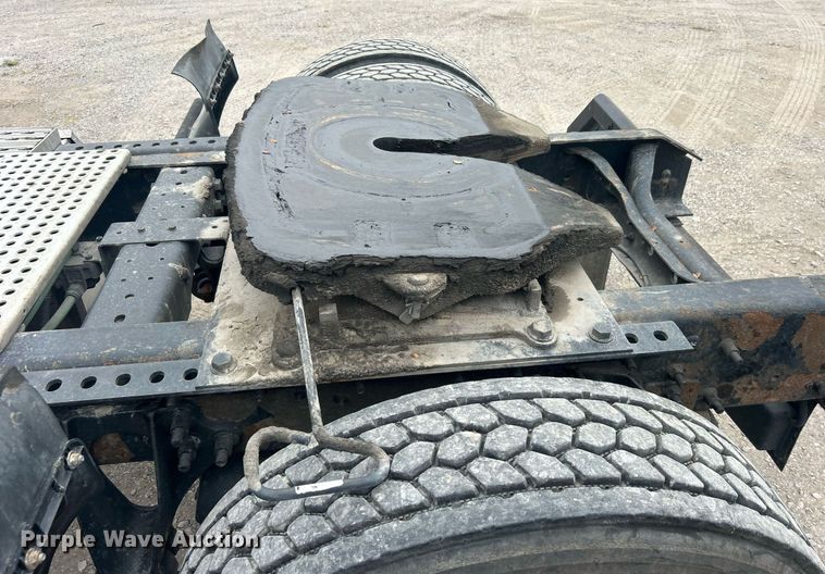 image for item DO7461 2007 International  8600 semi truck