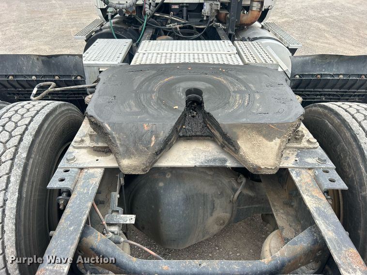 image for item DO7461 2007 International  8600 semi truck