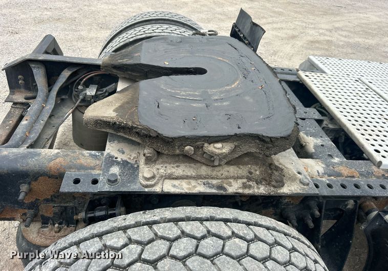 image for item DO7461 2007 International  8600 semi truck