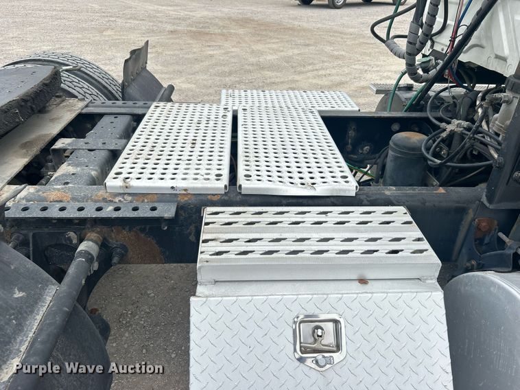 image for item DO7461 2007 International  8600 semi truck