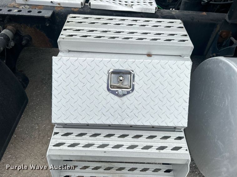 image for item DO7461 2007 International  8600 semi truck