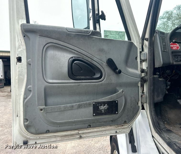 image for item DO7461 2007 International  8600 semi truck