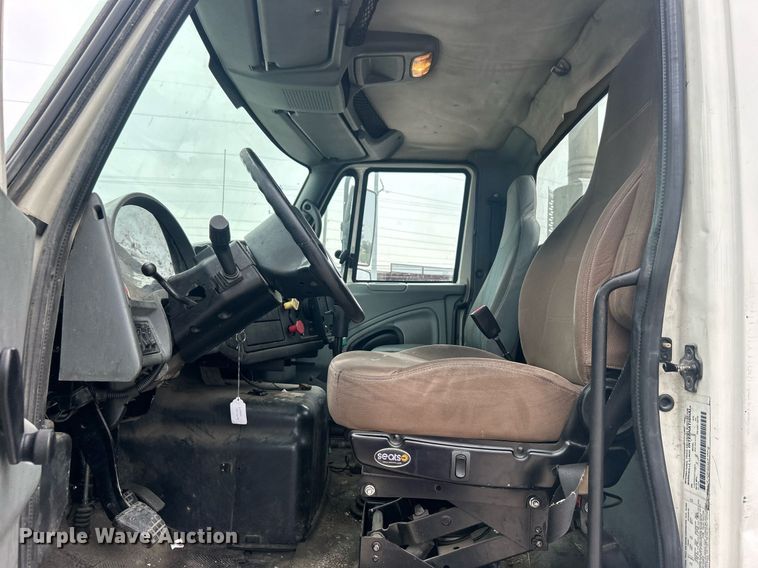 image for item DO7461 2007 International  8600 semi truck