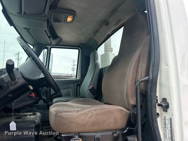 image for item DO7461 2007 International  8600 semi truck