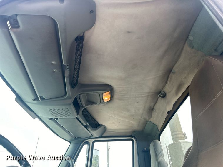 image for item DO7461 2007 International  8600 semi truck