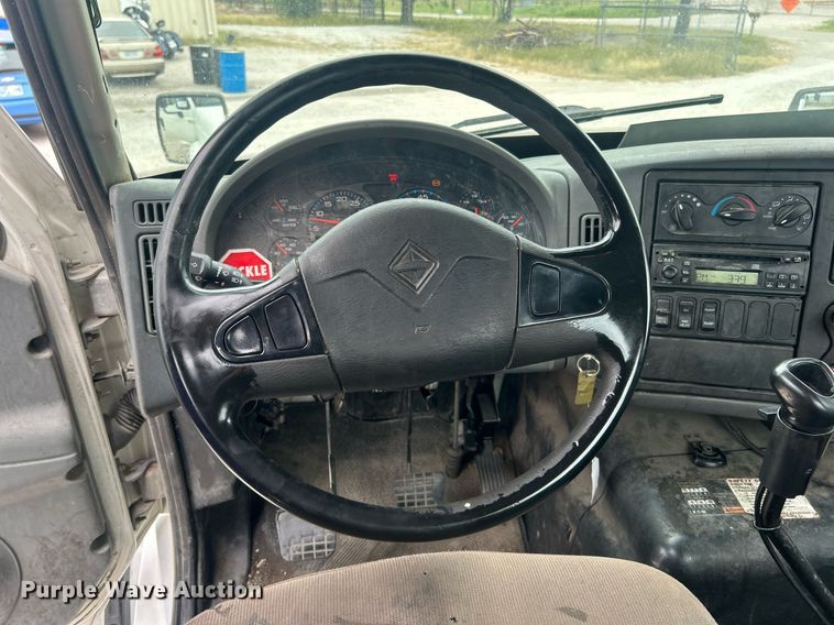 image for item DO7461 2007 International  8600 semi truck