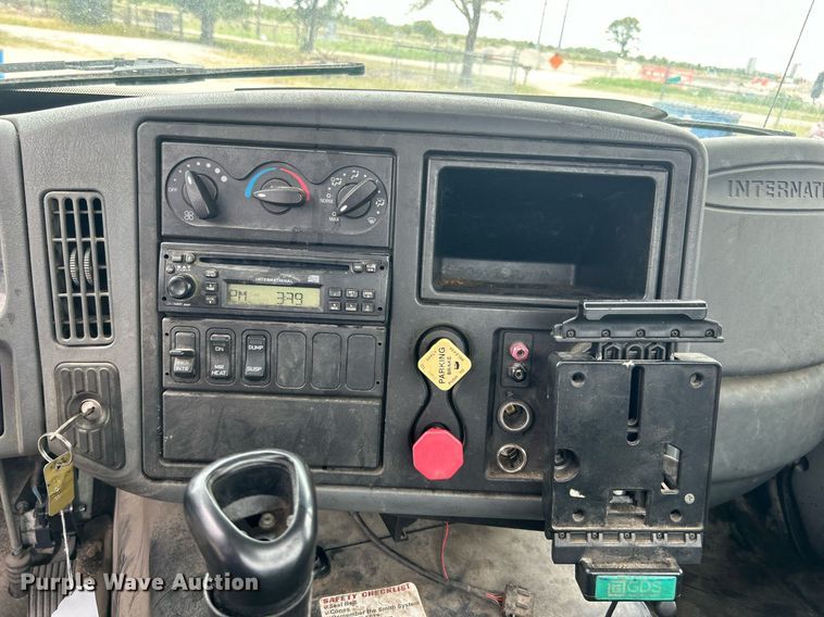 image for item DO7461 2007 International  8600 semi truck