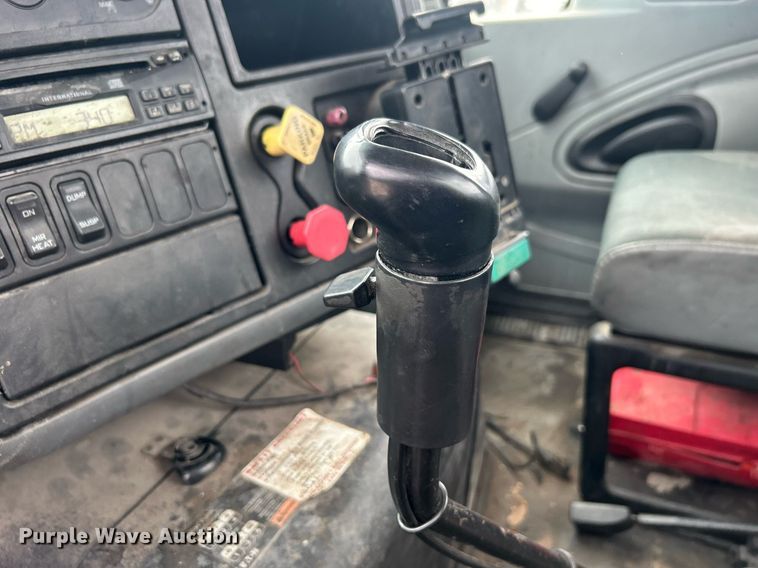 image for item DO7461 2007 International  8600 semi truck