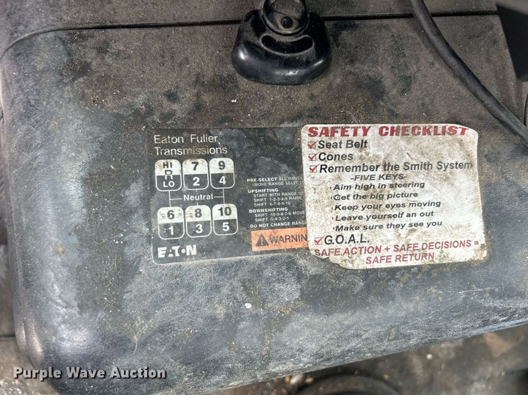 image for item DO7461 2007 International  8600 semi truck