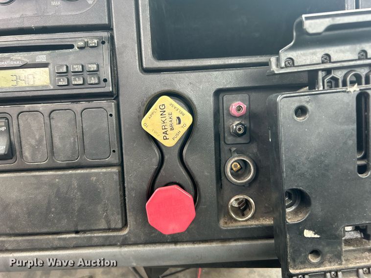 image for item DO7461 2007 International  8600 semi truck