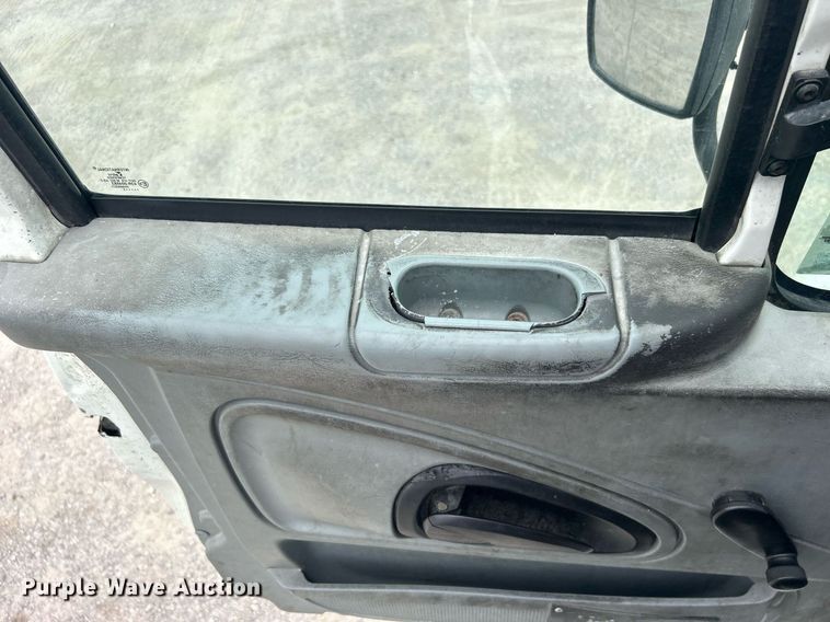 image for item DO7461 2007 International  8600 semi truck